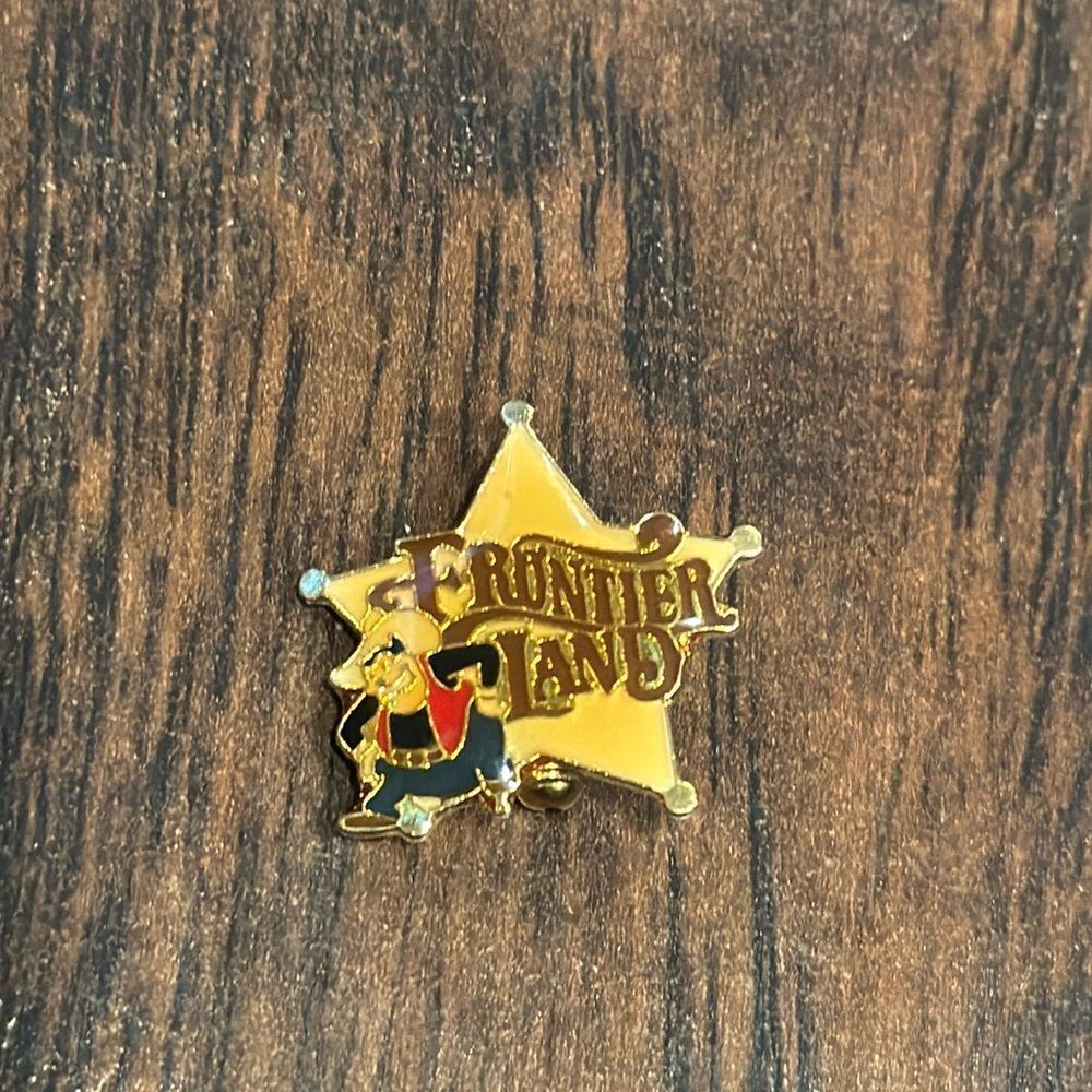 VINTAGE DISNEYLAND FRONTIERLAND SHERIFF PETE PIN